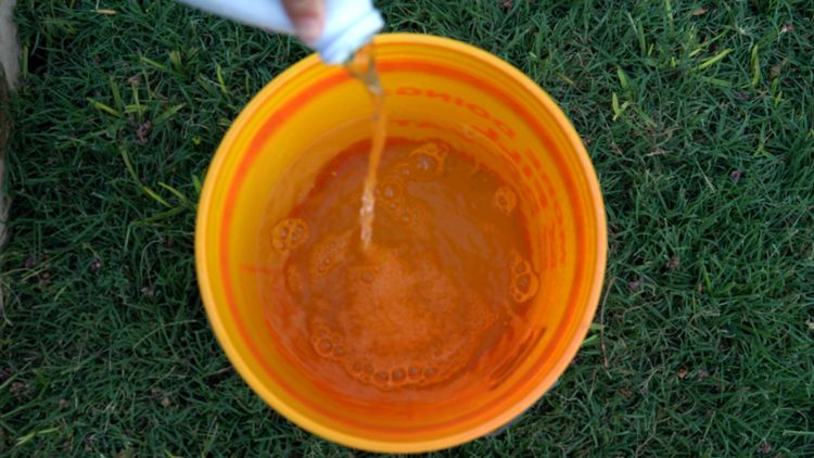 Adding a measured chlorine dose to a swimming pool with the circulation system running