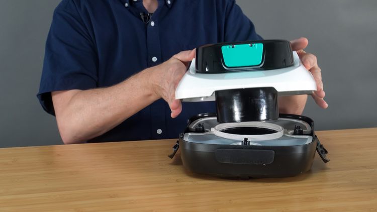 To get to the filter, you have to unclip the Aiper Scuba SE