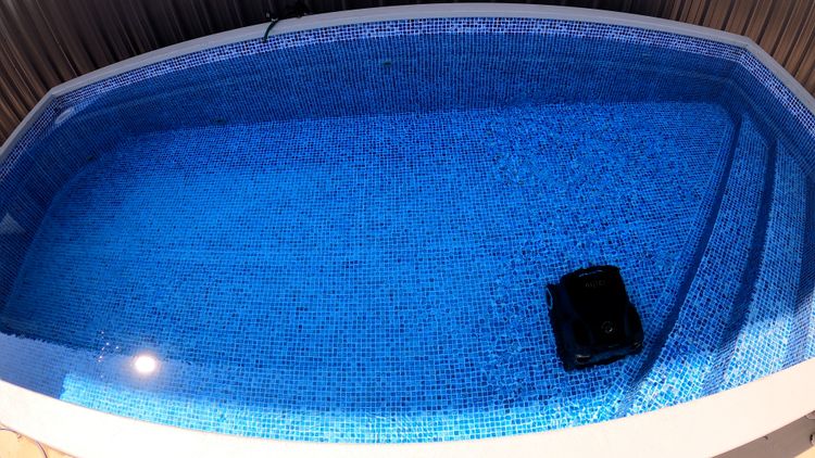 Aiper Scuba X1 Pro Max cleaning our 8x20 test pool