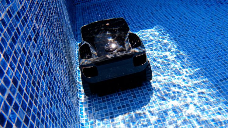 Aiper Scuba X1 Pro Max cleaning the pool