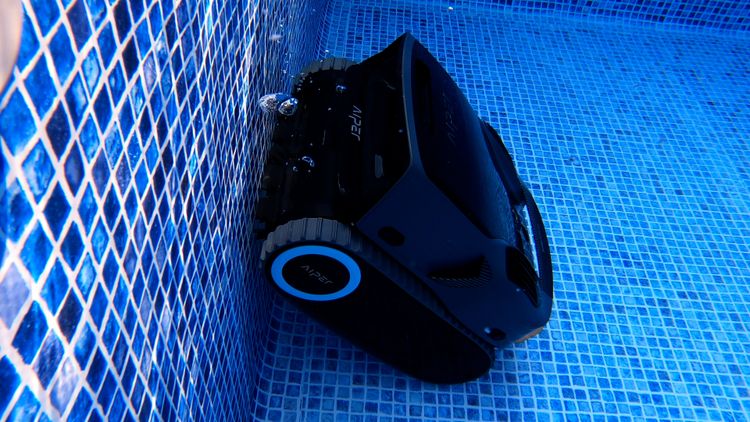 Aiper Scuba X1 Pro Max climbing wall