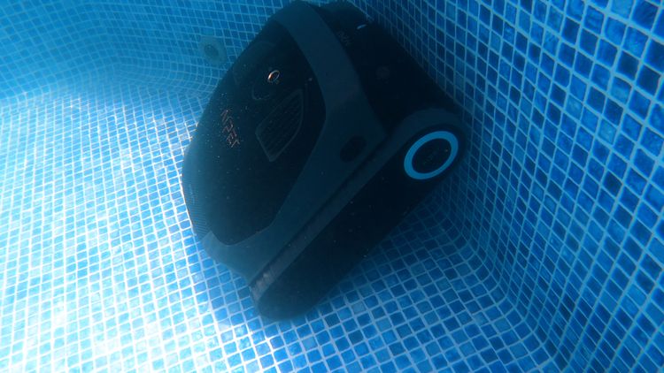 Aiper Scuba X1 Pro running in pool