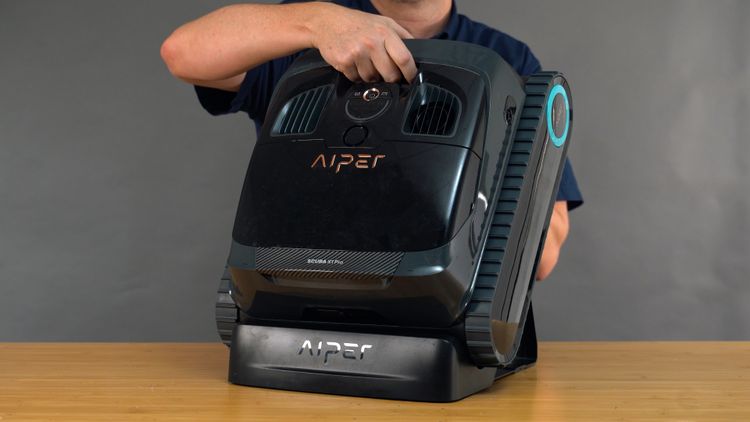 Aiper Scuba X1 Pro Holding