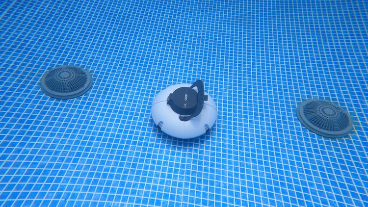 The Aiper Seagull 600 bounces back and forth between walls