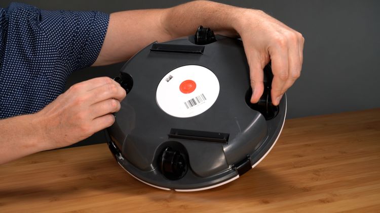The Aiper Seagull 600 uses little wheels 