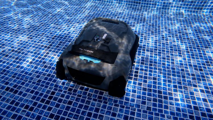 The Aiper Seagull Plus cleaning in my pool