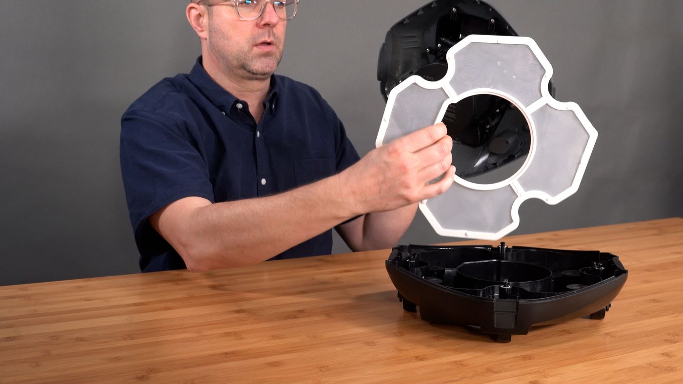The Aiper Seagull SE only uses a flat mesh filter