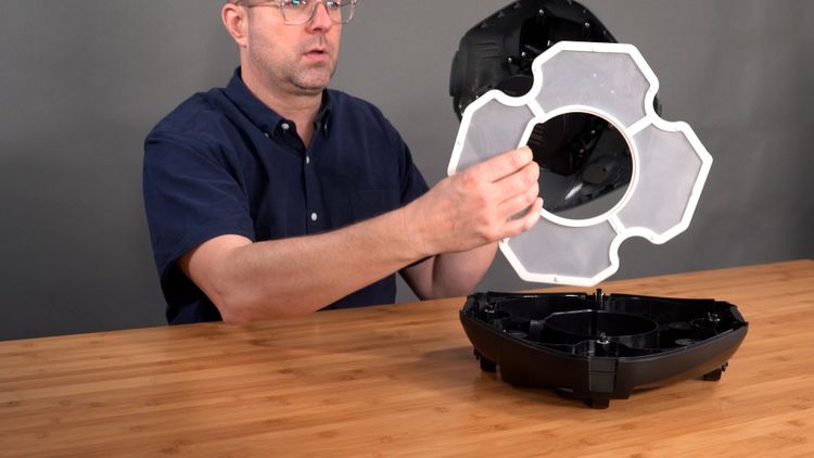 The Aiper Seagull SE only uses a flat mesh filter