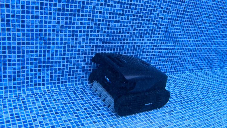 The AquaSense 2 Ultra cleaning along the walls