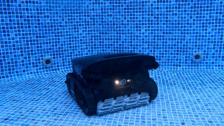 The LED light on the AquaSense 2 Ultra