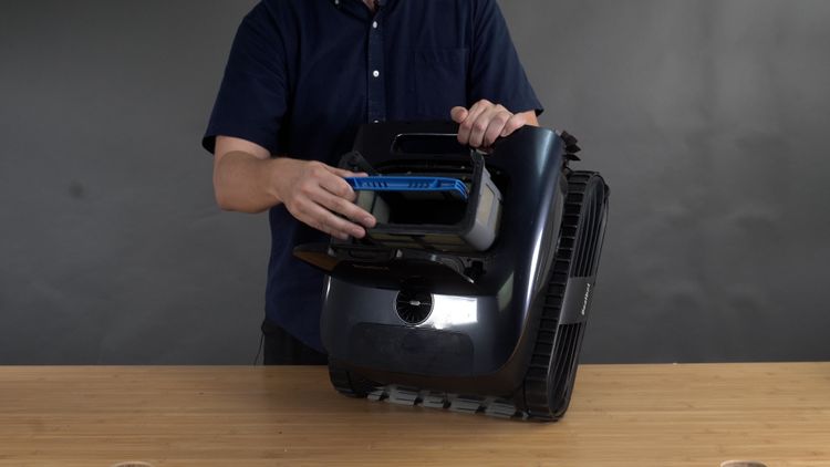 Removing the filter basket for cleaning
