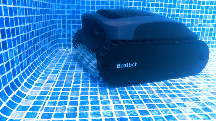 The AquaSense 2 navigating a corner in our test pool