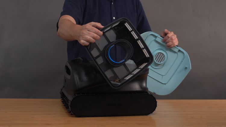 The cordless workflow means handling the robot after every cycle