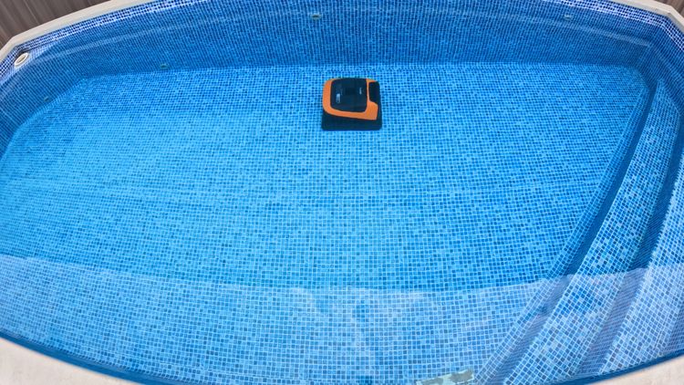 Beatbot Sora 30 cleaning blue pool water
