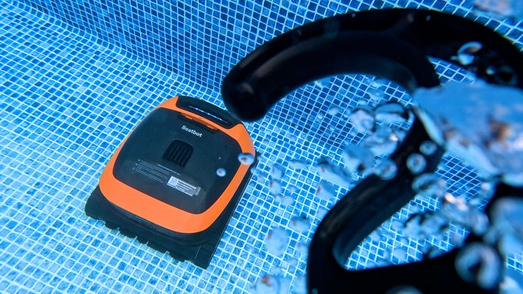 Beatbot Sora 30 navigating underwater