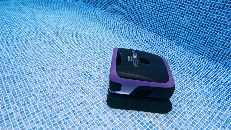 Beatbot Sora 70 cleaning the pool floor