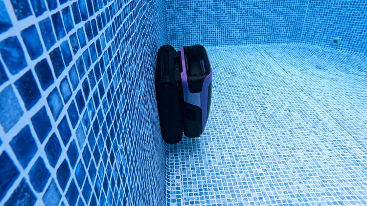 Beatbot Sora 70 climbing the pool wall