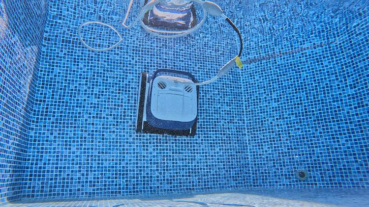 The swivel cable trails behind without tangling
