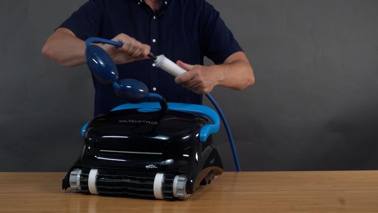 The anti-tangle swivel on the Dolphin Nautilus CC Plus cord