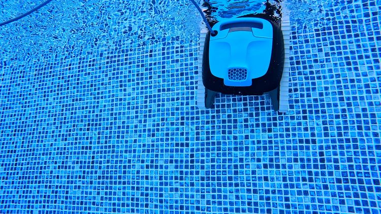 It reaches the waterline, then drops back down instead of scrubbing across it