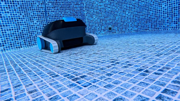 The Nautilus CC working across the floor of my test pool