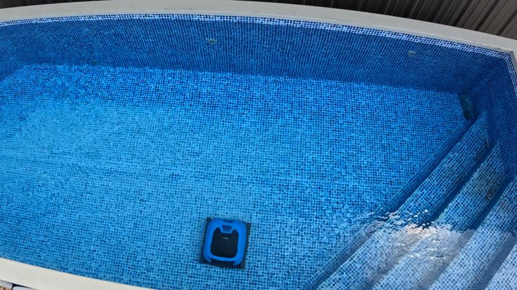 The EON 100 covering the pool floor near the edge