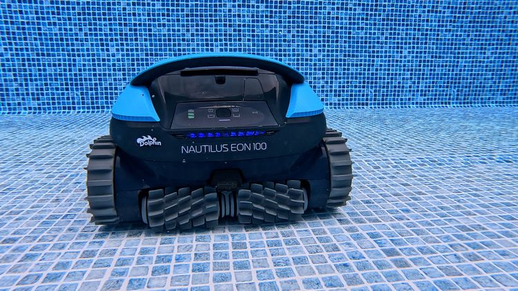 The Nautilus EON 100 running on the floor of our test pool