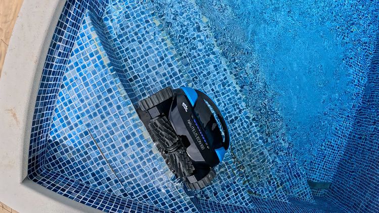 The Dolphin EON 100 navigating the shallow steps in our test pool
