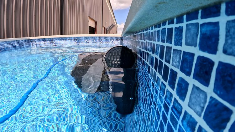 The Quantum scrubbing the waterline with PowerJet 3D mobility