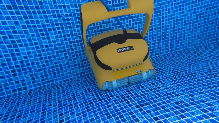 The Wave 60 scrubbing near the wall during a cleaning cycle