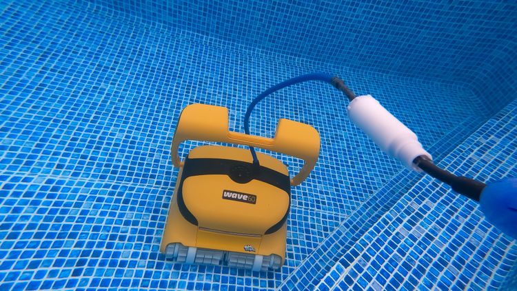 The Wave 60 includes an anti-tangle cable swivel and is rated for pools up to 50 feet