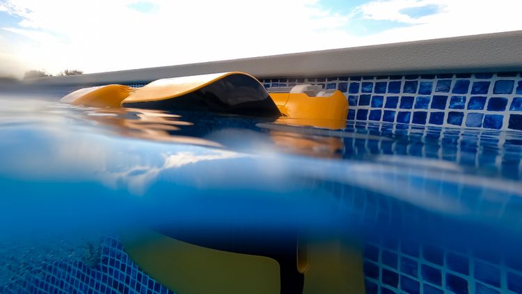 The Wave 80 reaches and scrubs along the pool waterline