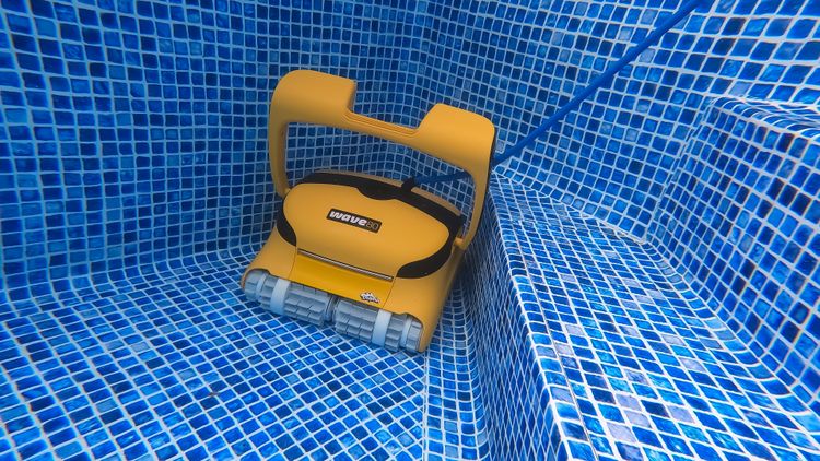 The Wave 80 working through the corner of a larger pool