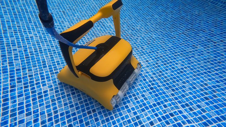 The Wave 80's cable rising from the robot as it cleans underwater