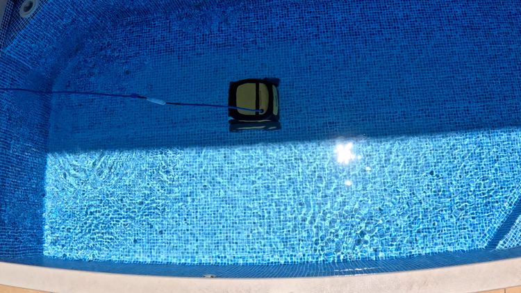 Overhead view of the Wave 90i reaching the far wall in the deep end