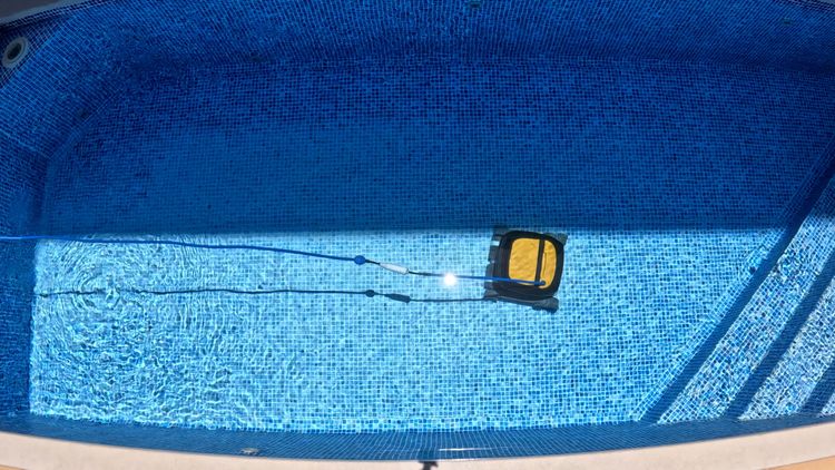 The Wave 90i's 75-foot cable provides enough reach for pools up to 65 feet long