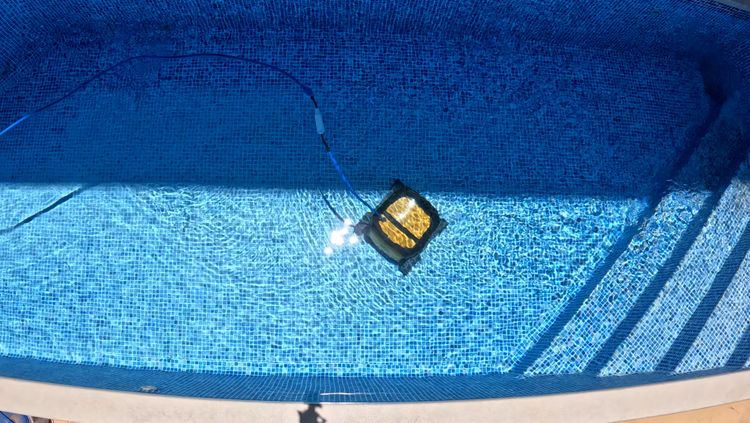 Overhead view of the Dolphin Wave 90i cleaning the center of the pool floor