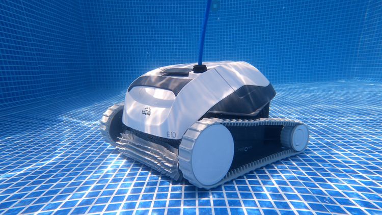 The E10's cord supplies full power for its entire cleaning cycle