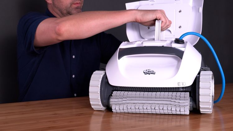The E10's top-loading filter basket lifts straight out for easy rinsing