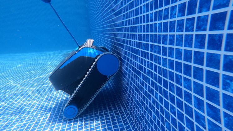 Dolphin Escape cleaning my pool
