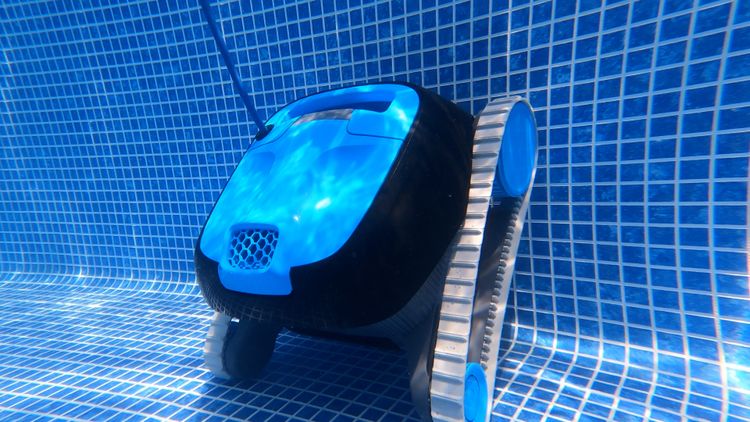 The Nautilus CC climbing the pool wall