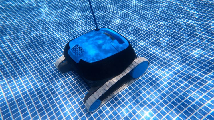 The Nautilus CC navigating the pool floor