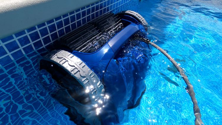 The 9550's waterline cleaning is decent