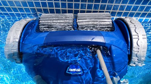 Polaris 9650 IQ waterline cleaning