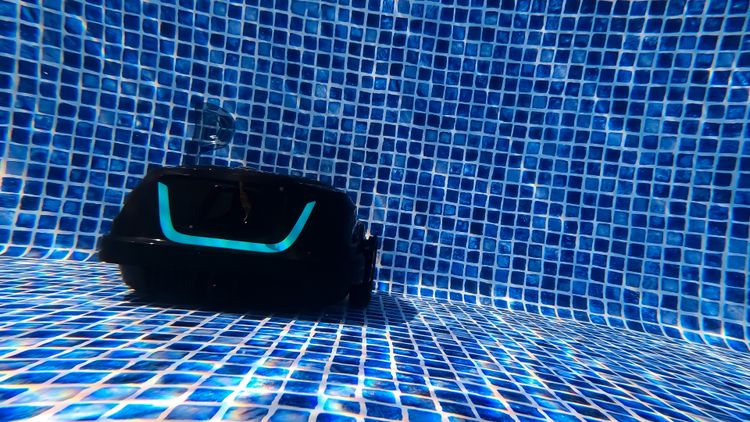 Wybot A1 Cordless Robotic Pool Cleaner Cleaning my Pool