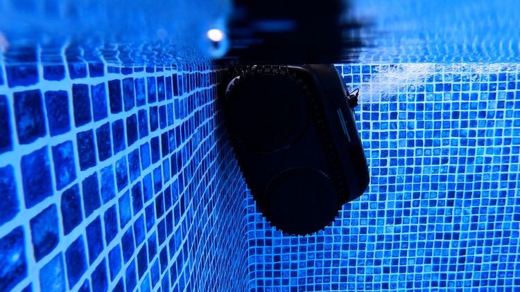 Wybot C2 climbing the pool wall underwater drains battery faster