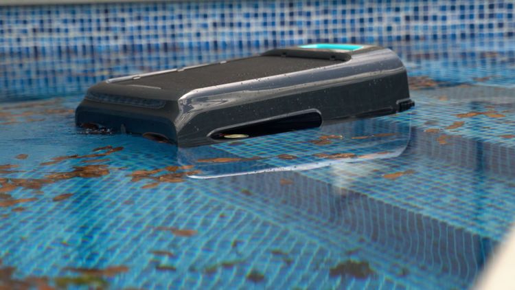 Aiper Surfer S2 cleaning the pool