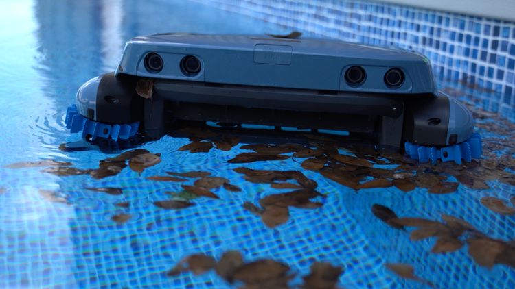 The large filter basket does a good job grabbing all the leaves in your pool