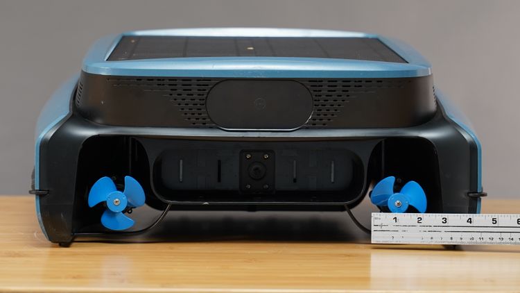 The Beatbot iSkim Ultra's propellers only measure 2.5 inches