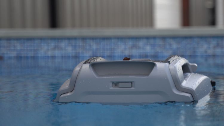 Setting up the Betta SE Plus is easy. Just turn it on and toss it in the pool